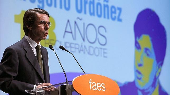 Aznar defiende la política, «una actividad decente de gente honrada»