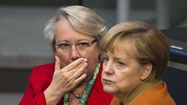 La Universidad de Dusseldorf retira el doctorado a la ministra alemana de Educación por plagio