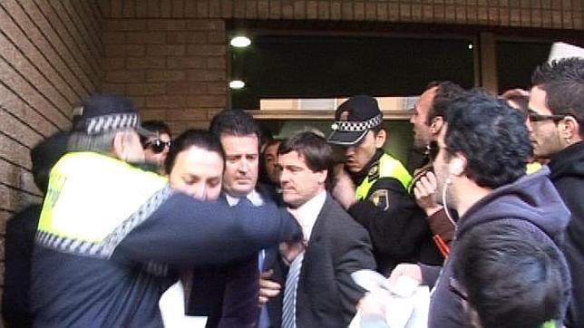 Otra protesta alentada por el PSPV obliga al vicepresidente de la Generalitat a salir escoltado de un acto