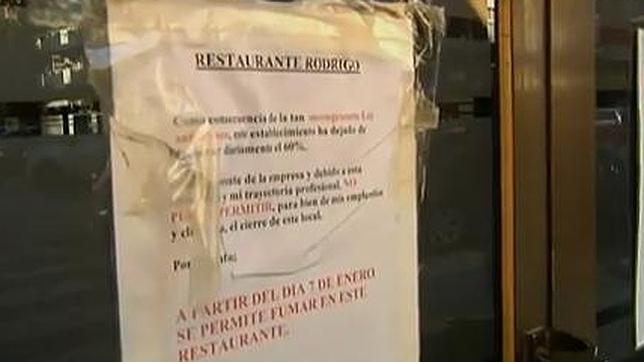 Un bar de Valencia que permitía fumar echa el cierre ahogado por las multas