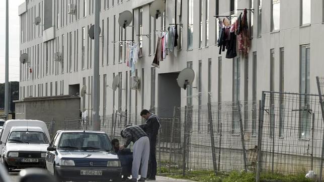 Un grupo de trabajadores sociales regulan la convivencia en los pisos okupas de Parla