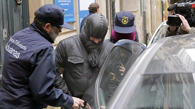 Registran la sede de Aquagest en Santiago y se llevan cuatro cajas y una persona esposada