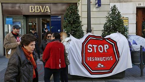 Familias acampan ante entidades bancarias en protesta por los desahucios