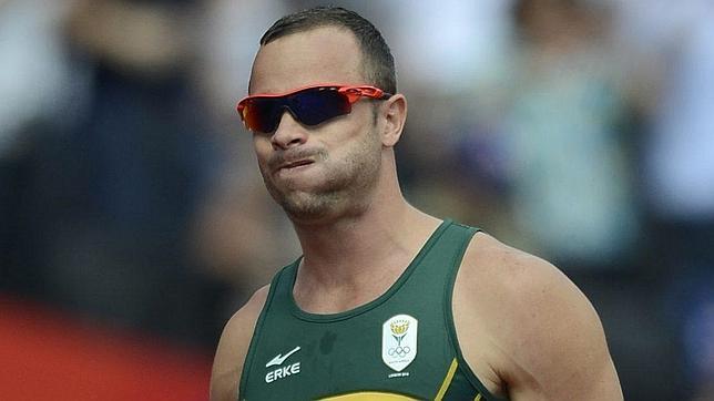 Dos bates, un revólver y una metralleta en el dormitorio