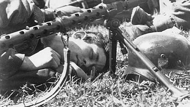 Un soldado descansa en el frente de Leningrado