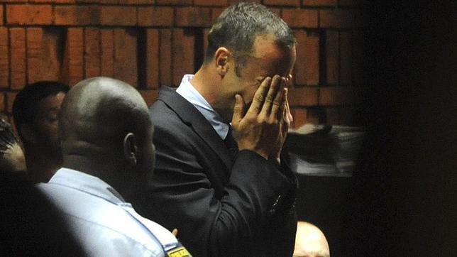 Pistorius intentó reanimar a su novia, según un periódico sudafricano