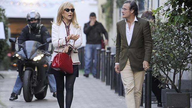 Carmen Lomana se consuela junto a un amigo tras su ruptura con Ángel Casaña