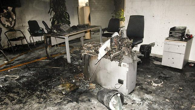 La mujer que se prendió fuego en el interior de un banco permanece «muy grave»