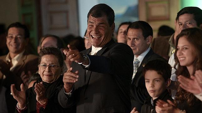 Correa revalida su mandato en Ecuador y dedica la victoria a Chávez