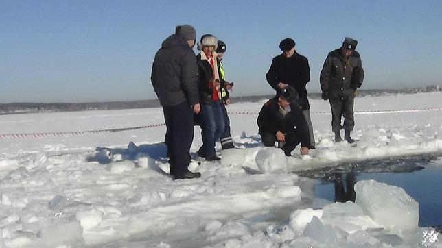 Un grupo de científicos halla varios fragmentos del meteorito que cayó sobre los Urales