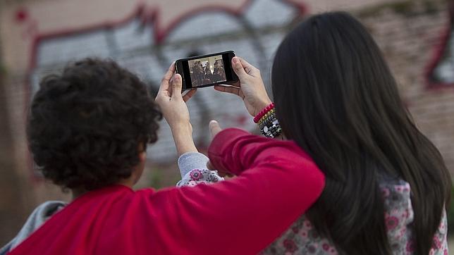 Dos jóvenes miran un vídeo desde su teléfono