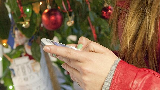 Una usuaria consulta su teléfono móvil