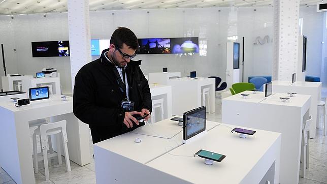 Una persona prueba dispositivos móviles en la feria