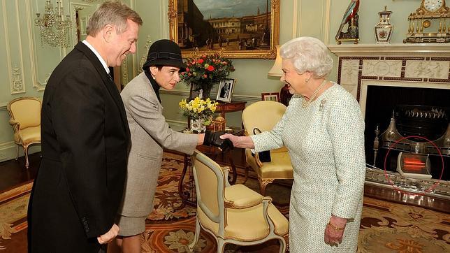 La austeridad de la Reina Isabel: un mini calefactor para no encender la chimenea