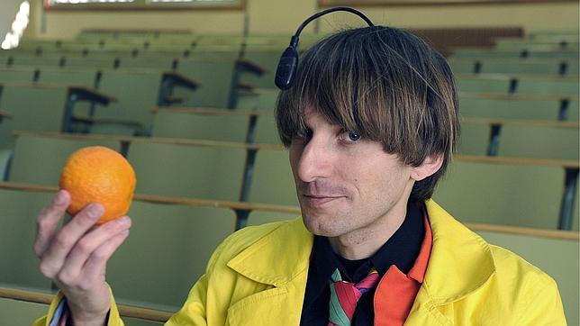 Neil Harbisson, el primer hombre con un ojo cibernético: «En esta década usaremos la tecnología como parte del cuerpo»