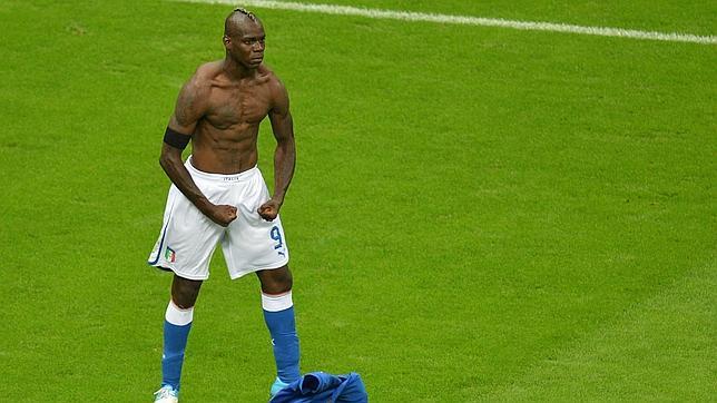 Balotelli encarga una estatua de su famosa pose hecha con platino y piedras preciosas