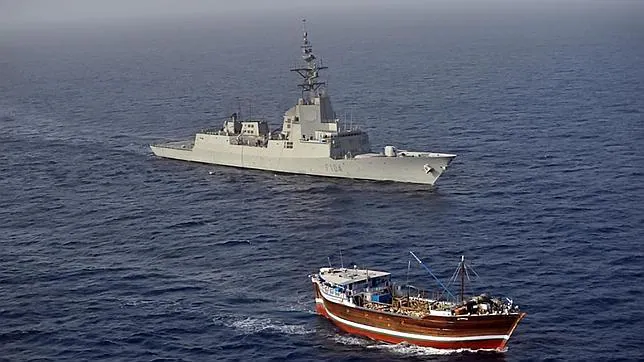 La fragata «Méndez Núñez» aborda a un buque sospechoso de piratería en el Índico
