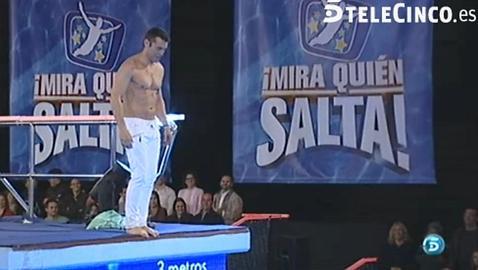 Jesús Vázquez salta desde el trampolín para inaugurar las grabaciones de «¡Mira quién salta!»