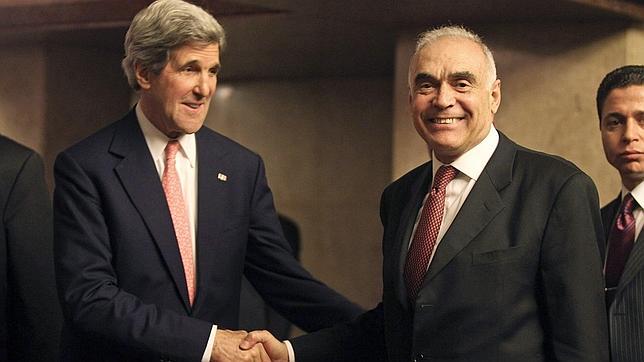 Kerry recibe en Egipto los recelos de la oposición laica