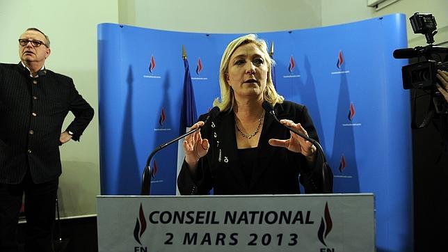 Marine Le Pen pide un referéndum nacional contra el euro y la UE