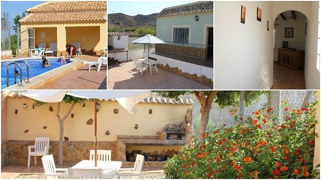 Patio de una de las casas rurales, con piscina incluida