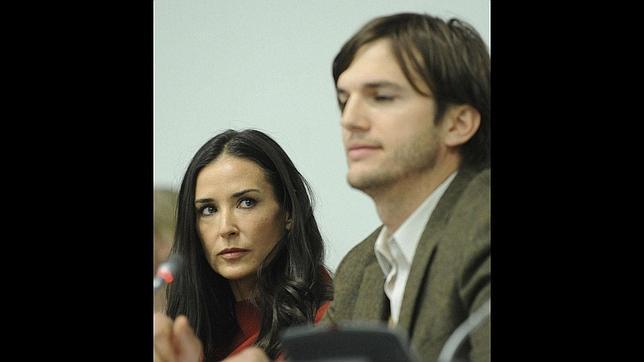 Demi Moore accede a firmar los papeles de divorcio de Ashton Kutcher