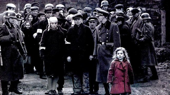 Ver «La lista de Schindler» causó un trauma a la niña del abrigo rojo