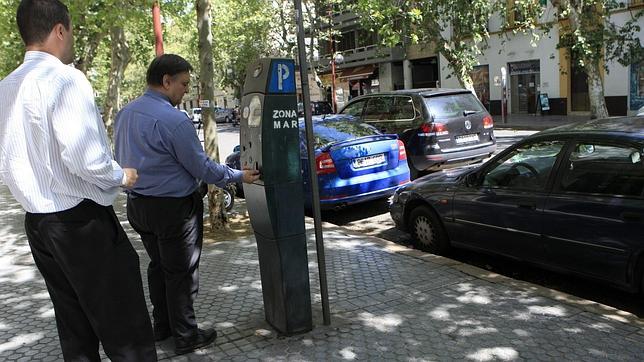 El nuevo sistema madrileño de parquímetros permitirá renovar el ticket desde el móvil