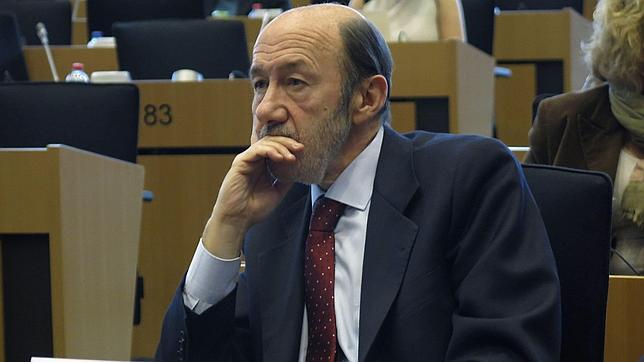 Rubalcaba aparca la publicación de su IRPF hasta pactar con el PP