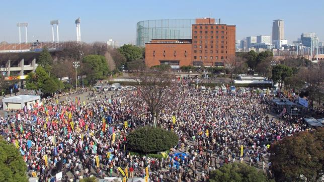 Miles de personas marchan en Tokio contra la energía nuclear