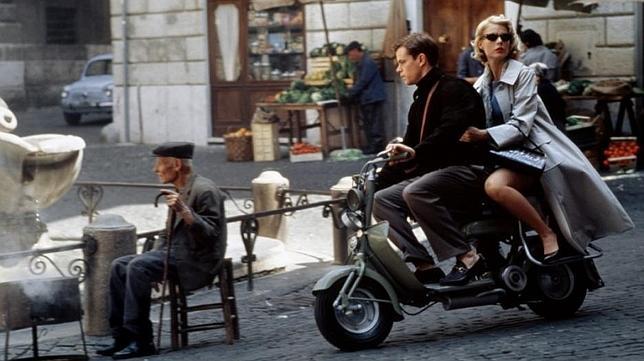 Incluso Matt Damon prefiere la moto para moverse por Roma. De pasajera, Gwyneth Paltrow