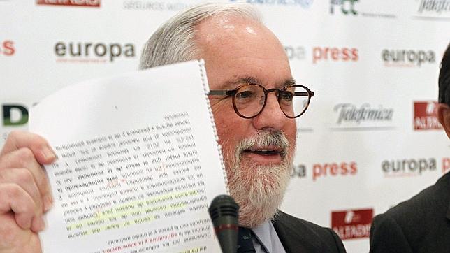 Arias Cañete anuncia un acuerdo en la fecha de caducidad de los yogures en los próximos días