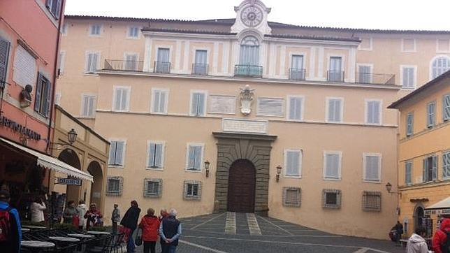 El Papa emérito vio por televisión salir a su sucesor