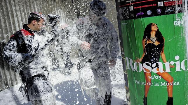 Los Bomberos, a manguerazos con los Mossos d'Esquadra