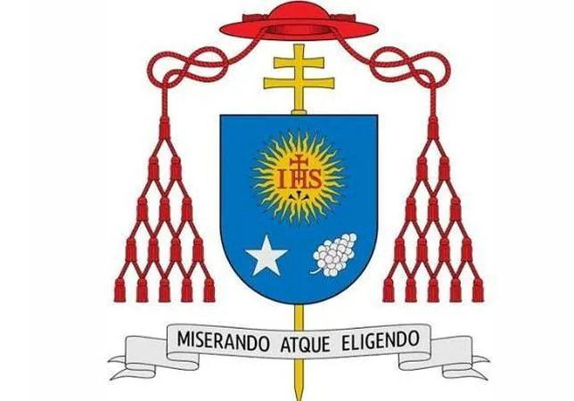 Pendientes del escudo y lema del Papa Francisco