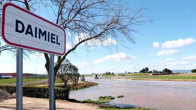 El río Azuer sigue desbordado