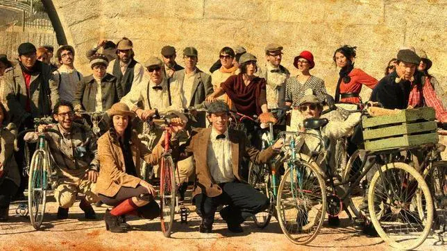 Madrid se suma a la «Tweed Ride» y pedalea con bombín, chaleco y tirantes