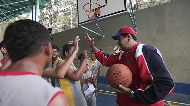 Maduro aventaja en 15 puntos al opositor Capriles en las encuestas