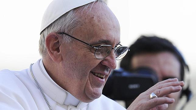 El Papa recibe el anillo del pescador y el palio