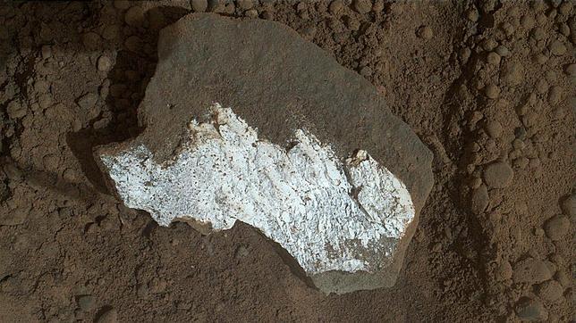 El Curiosity halla una extraña roca blanca en Marte