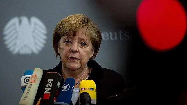 Merkel asegura que la troika debe elaborar un nuevo plan para Chipre