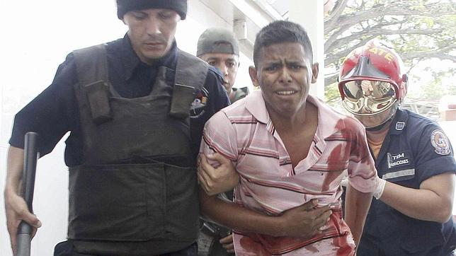 Las altas tasas de homicidios «tiñen» de rojo cientos de fuentes venezolanas