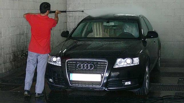 Lavar el coche a alta presión reduce el consumo de agua un 83%