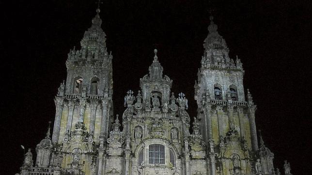 La fachada principal de la Catedral da la bienvenida a todos los peregrinos