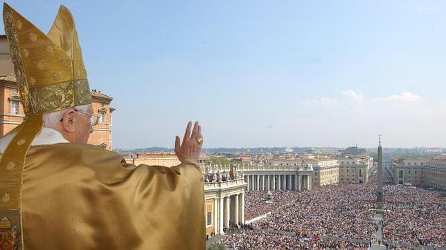 El «Urbi et Orbi» frente a los miles de fieles en la Plaza de San Pedro