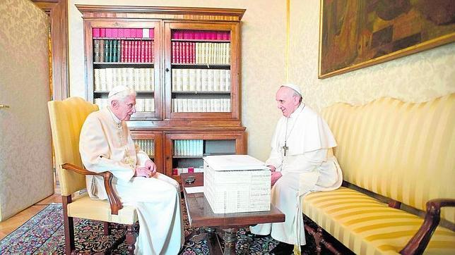 «Emocionante» encuentro entre Francisco y Benedicto XVI