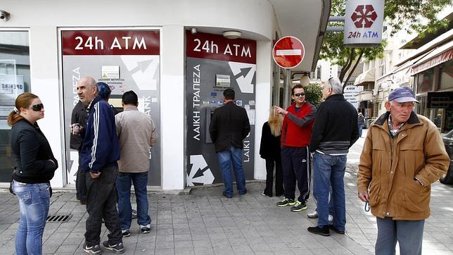 Chipre limita a cien euros al día la retirada de dinero en cajeros automáticos