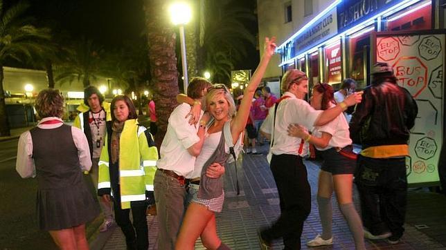 Los jóvenes británicos toman las calles en el comienzo del «SalouFest»