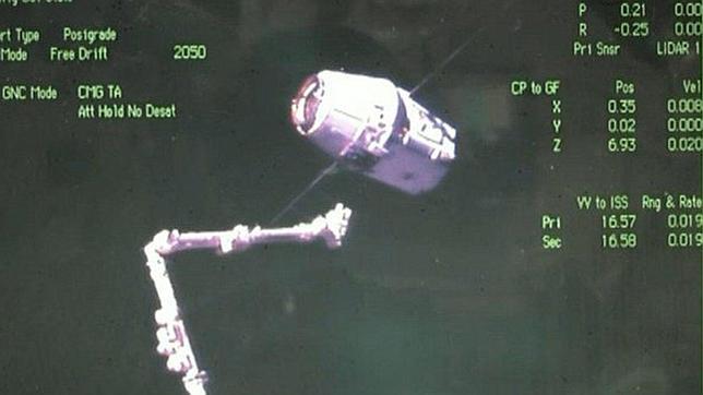 La cápsula espacial Dragon retorna a la Tierra