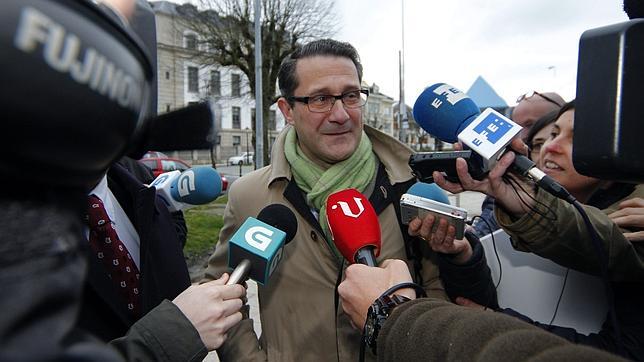 Gerardo Conde Roa se muestra tranquilo en su llegada a los Juzgados de Lugo
